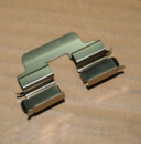 Скоба тормозных колодок суппорта зад 204000492AA